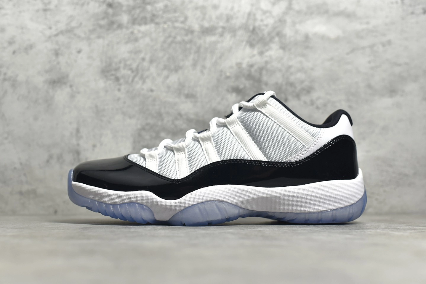 Air Jordan 11 Low Concord