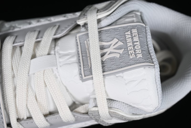 MLB Chunky Liner New York Yankees Sneakers with Lightweight Thick Sole and Hook Loop Closure - 3ASXCMM4N50GRS
