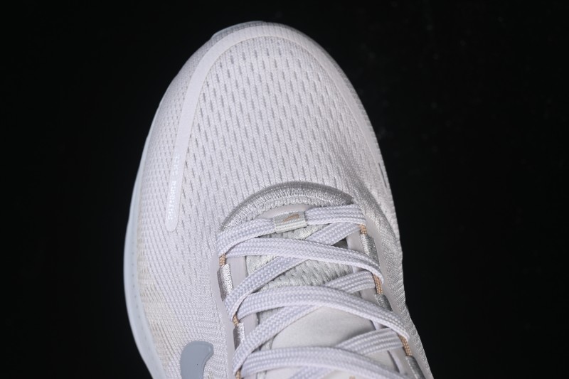 Nike Air Zoom Vomero 18 Cushioned Running Shoes - HM6803-009